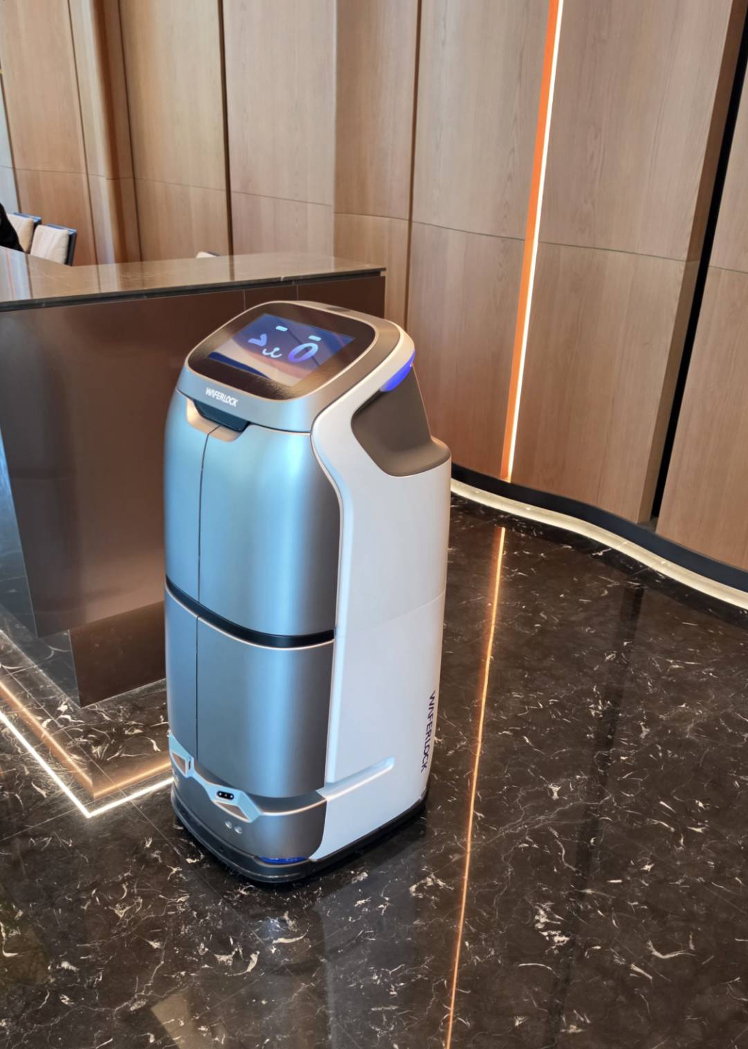 THE 精銳送餐機器人側面與餐點收納艙外觀