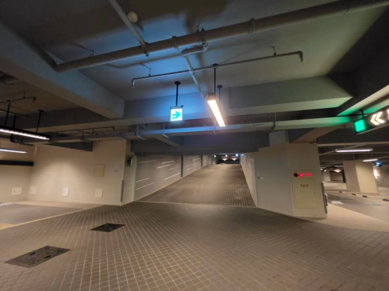 THE 精銳地下停車場上下坡道