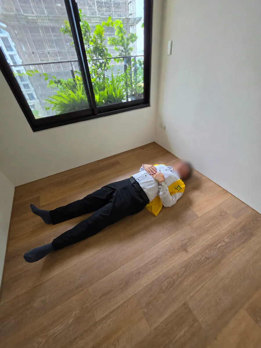 臉部已模糊的成人躺臥近距離比例照