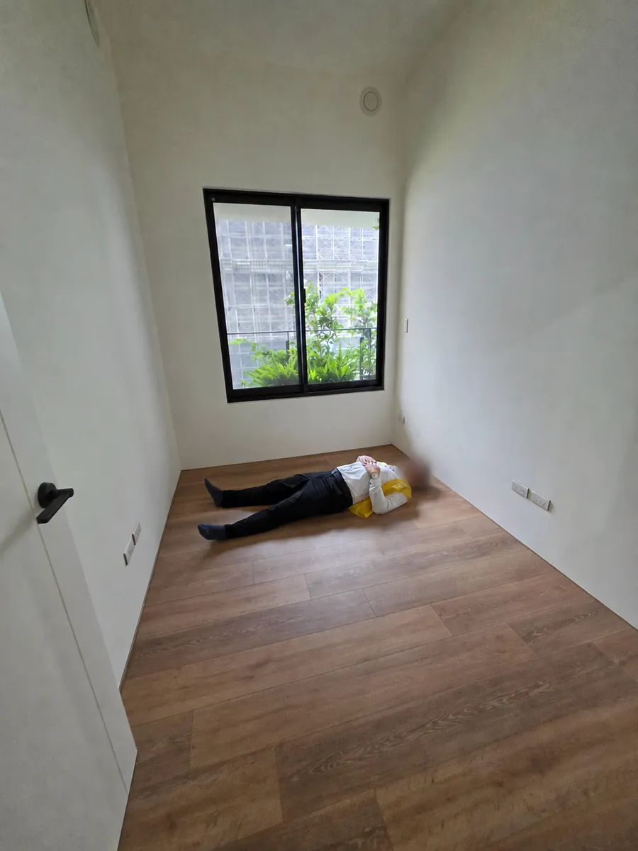 臉部已模糊的成人躺臥房間比例照